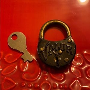 Vintage valor lock with key